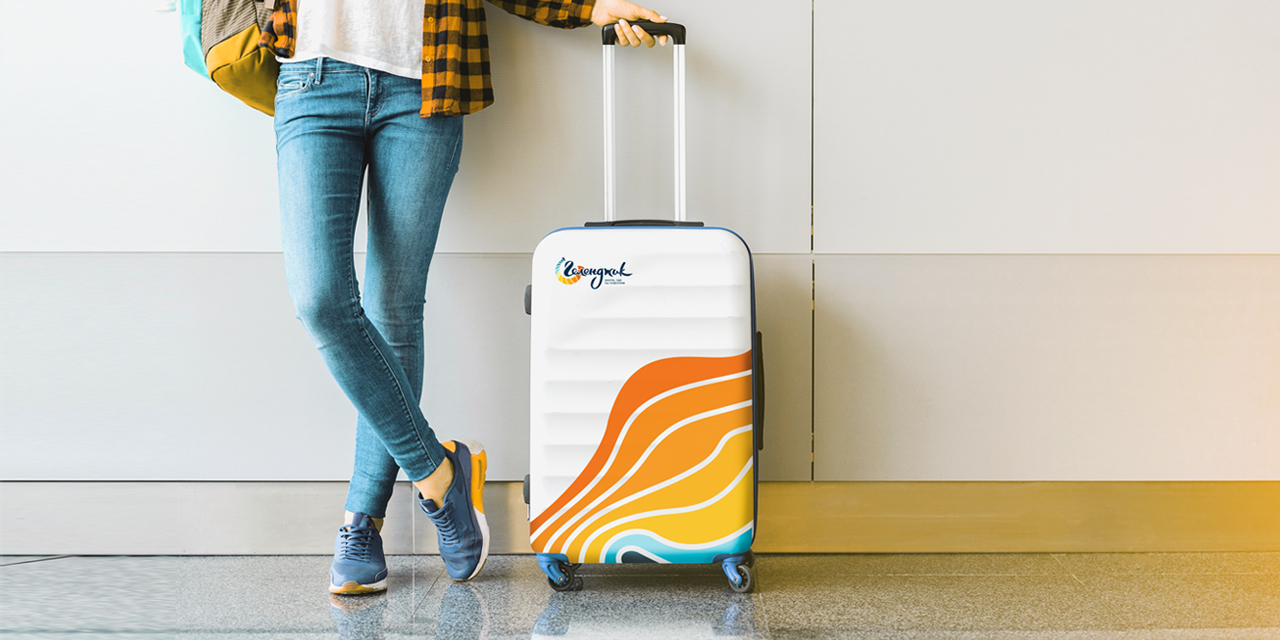 Туристический бренд города Геленджик, фирменная среда на примере брендированного чемодана